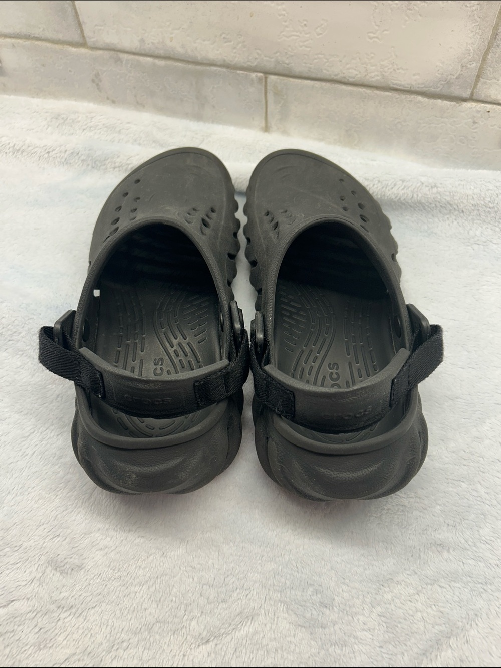 CROCS Black Vented Comfort Clogs with Heel Strap - Picture 3 of 4